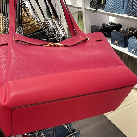 MICHAEL KORS
Reed Large Leather Belted Satchel Shoulder Handbag
Electric Pink - Picture 6 of 16